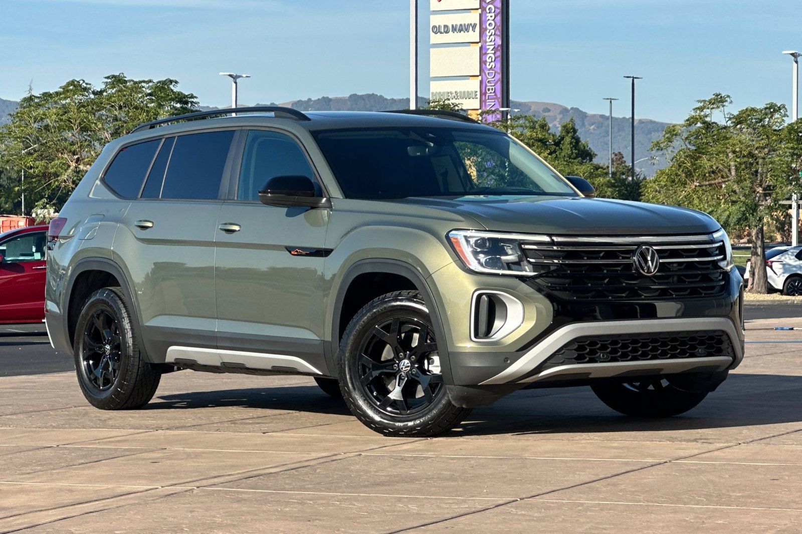 Used 2024 Volkswagen Atlas Peak Edition SEL AWD/4WD image 2