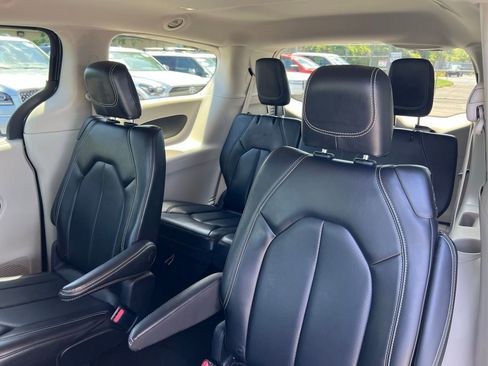 Used 2023 Chrysler Pacifica Touring-L FWD image 52