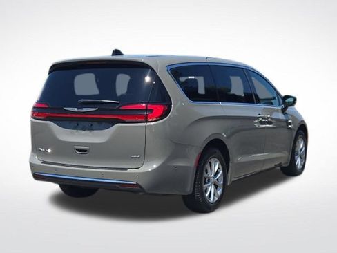 Used 2025 Chrysler Pacifica Select AWD/4WD image 8