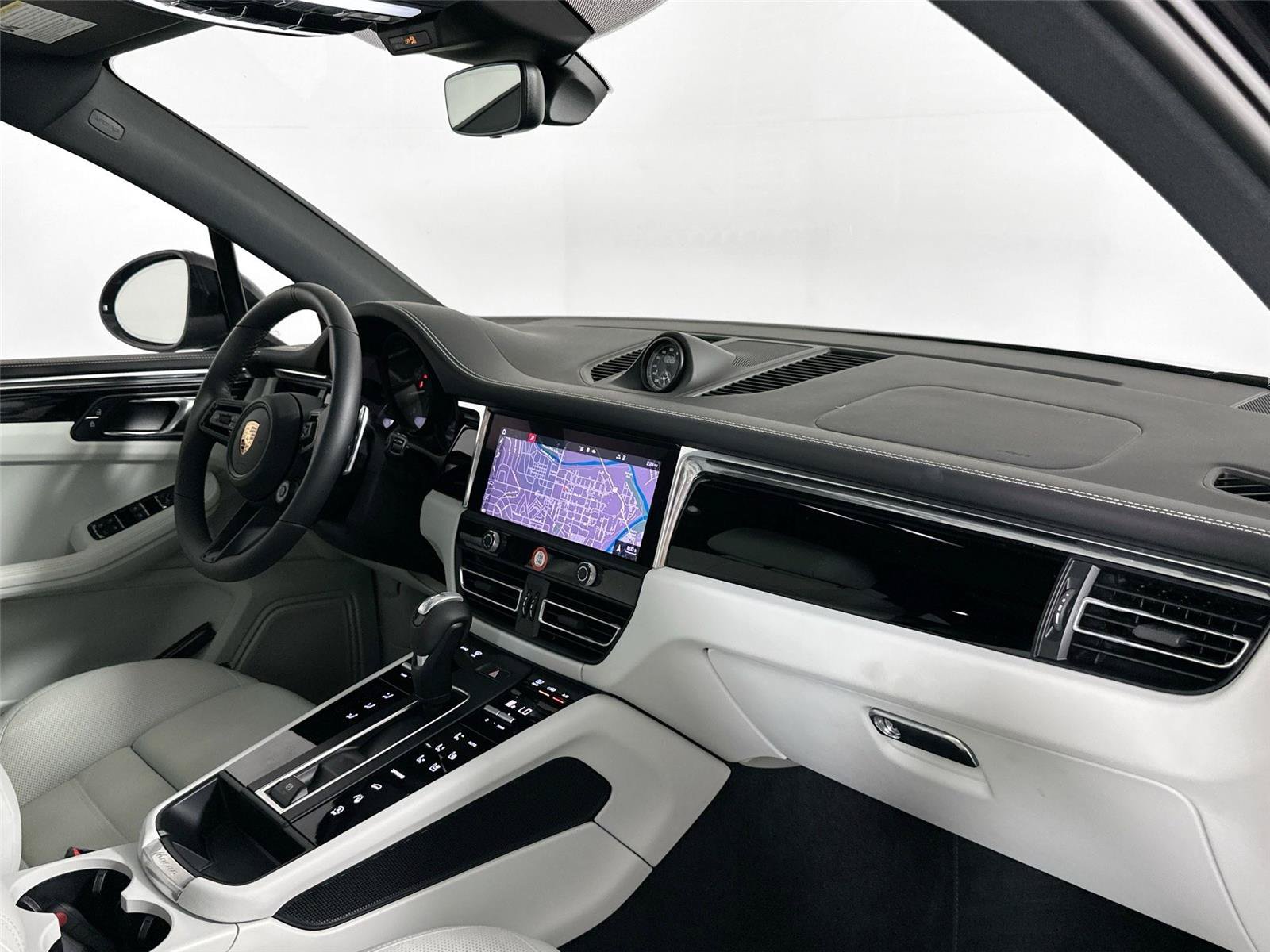 Certified 2024 Porsche Macan AWD/4WD image 23