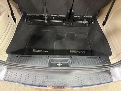 Used 2017 Dodge Grand Caravan SE FWD image 42