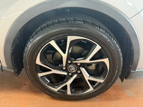 Used 2018 Toyota C-HR XLE image 8