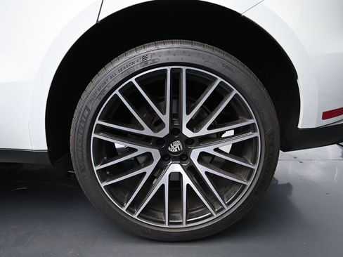Certified 2025 Porsche Macan AWD/4WD image 9