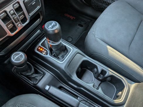 Used 2018 Jeep Wrangler Unlimited Sport S AWD/4WD image 20