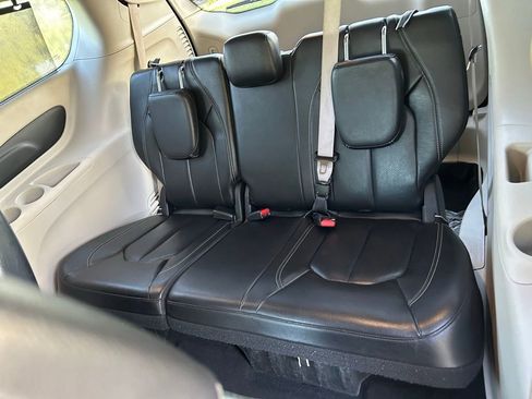 Used 2022 Chrysler Pacifica Touring-L image 13