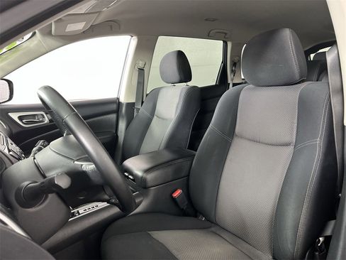 Used 2019 Nissan Pathfinder SV image 11