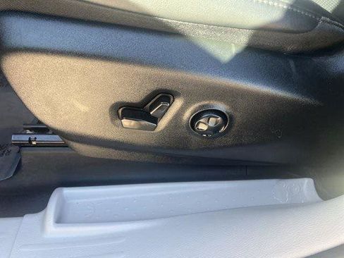 Used 2024 Chrysler Pacifica Touring-L FWD image 12