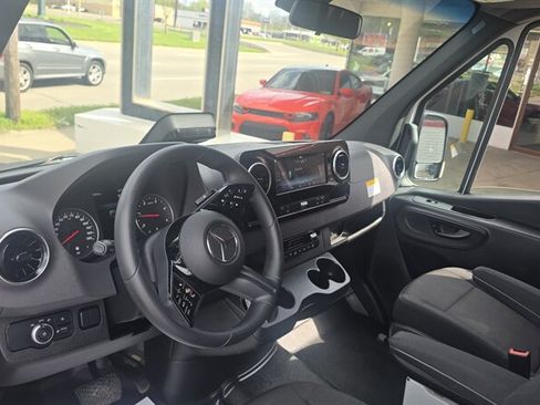Used 2025 Mercedes-Benz Sprinter 2500 image 11