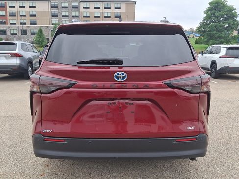 Certified 2025 Toyota Sienna XLE FWD image 5