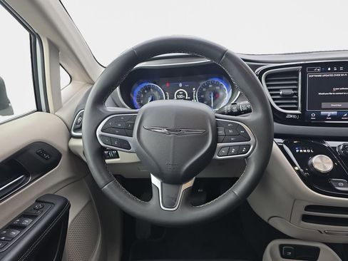 Used 2023 Chrysler Pacifica Touring-L image 11