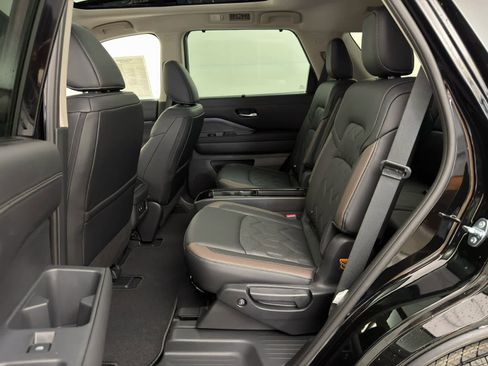 New 2026 Nissan Pathfinder Platinum image 16
