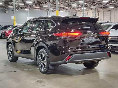 Used 2021 Toyota Highlander XLE FWD image 11