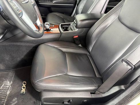 Used 2013 Chrysler 300 w/ Driver Convenience Group RWD image 12
