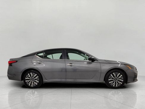 Used 2025 Nissan Altima 2.5 SV FWD image 11
