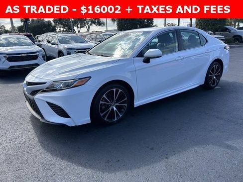 Used 2020 Toyota Camry SE image 3