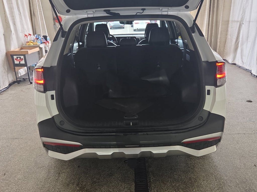 Used 2023 Kia Sportage EX FWD image 3