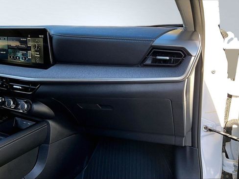 Used 2025 Nissan Kicks SV image 18