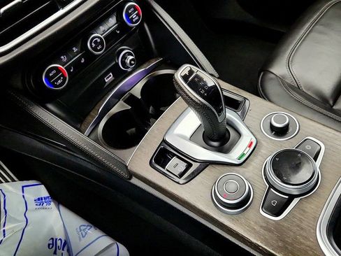 Used 2022 Alfa Romeo Stelvio Ti AWD/4WD image 17