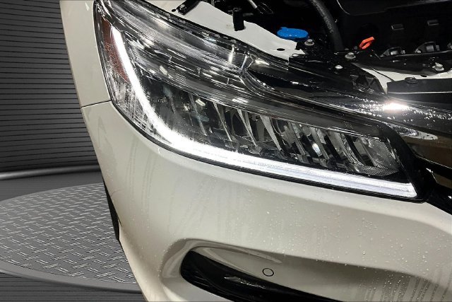 Used 2017 Honda Accord Touring image 31