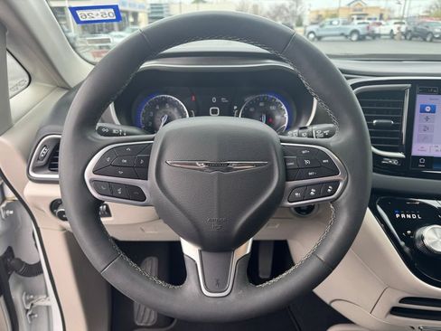 Used 2023 Chrysler Pacifica Touring-L FWD image 8