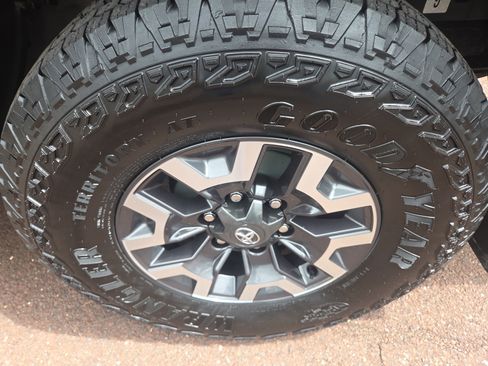 Used 2017 Toyota Tacoma SR5 w/ Tow Package AWD/4WD image 11