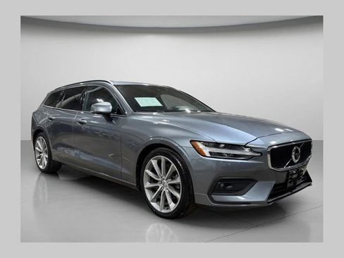 Used 2020 Volvo V60 T5 Momentum FWD image 1
