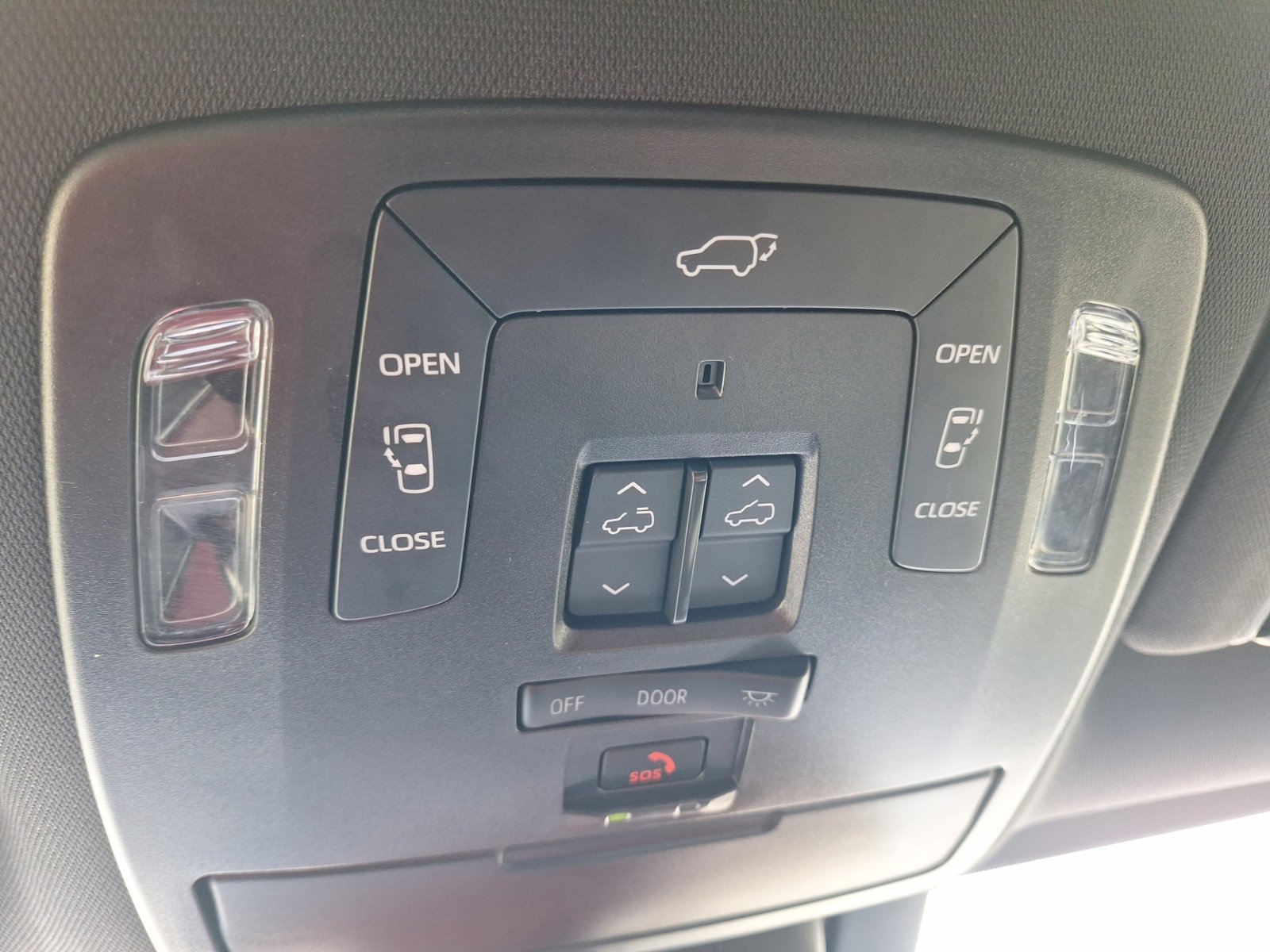 Used 2025 Toyota Sienna Platinum AWD/4WD image 28