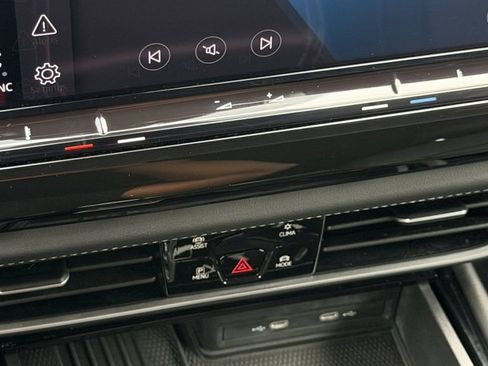 Used 2025 Volkswagen Atlas Cross Sport SE FWD image 18