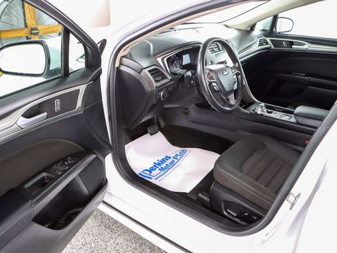 Used 2019 Ford Fusion SE image 3