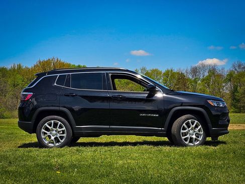 Used 2024 Jeep Compass Latitude AWD/4WD image 2