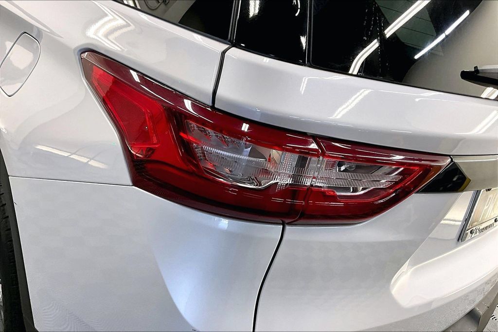 Used 2021 Chevrolet Traverse RS FWD image 27