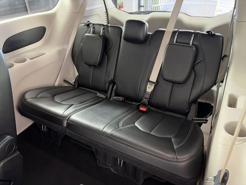 Used 2024 Chrysler Pacifica Touring-L image 8