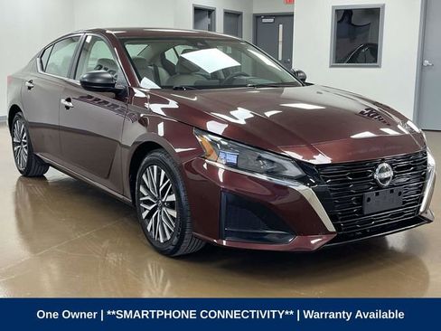 Used 2024 Nissan Altima 2.5 SV FWD image 3