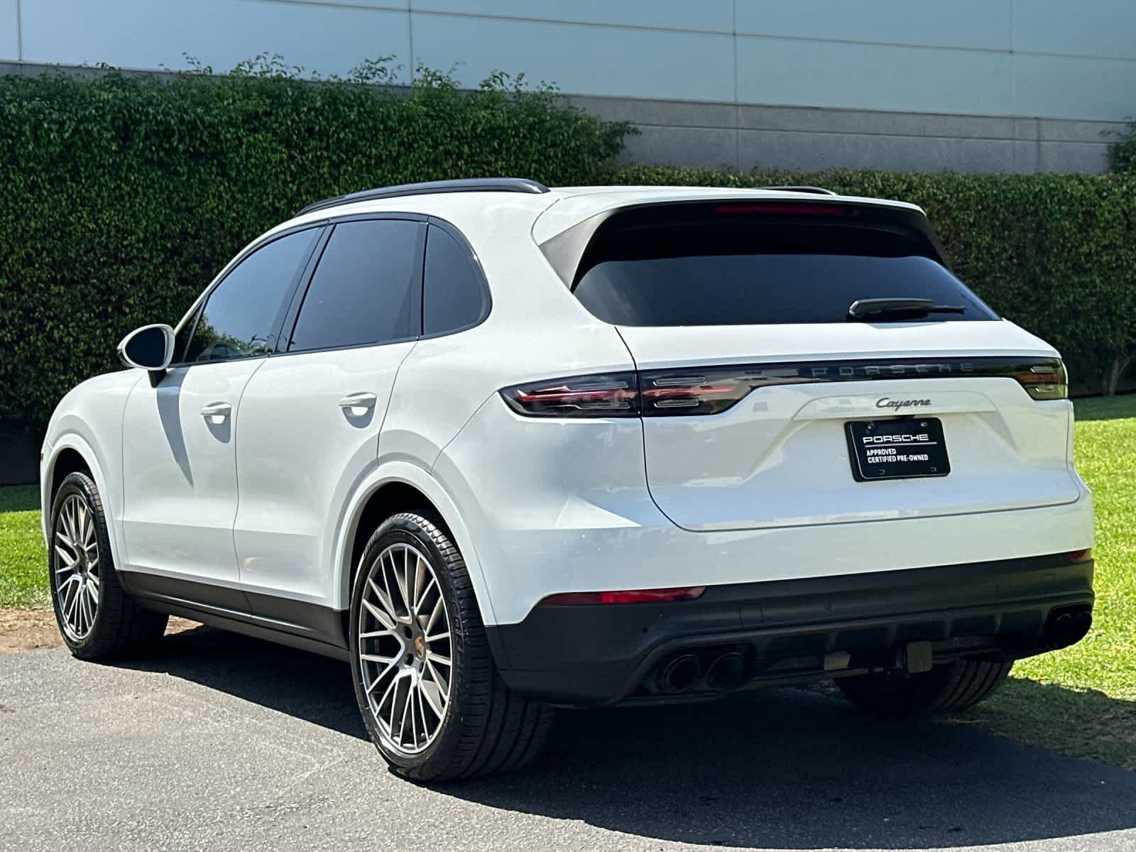 Used 2022 Porsche Cayenne Platinum Edition AWD/4WD image 3