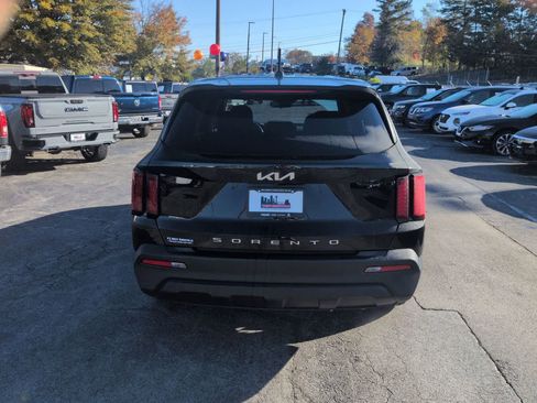 Used 2022 Kia Sorento LX image 7