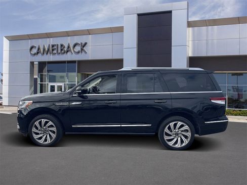 Used 2023 Lincoln Navigator Reserve image 3