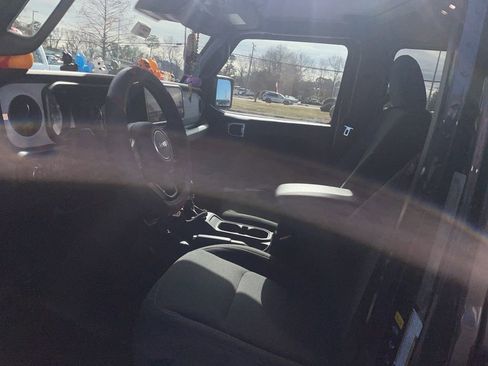 Used 2024 Jeep Gladiator Sport image 9