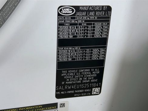 Certified 2025 Land Rover Discovery Metropolitan Edition AWD/4WD image 34