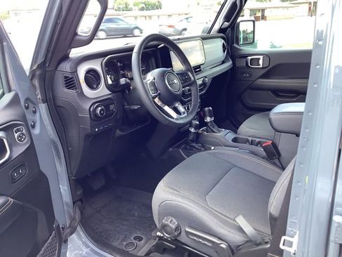 Used 2025 Jeep Wrangler Unlimited Sahara AWD/4WD image 7