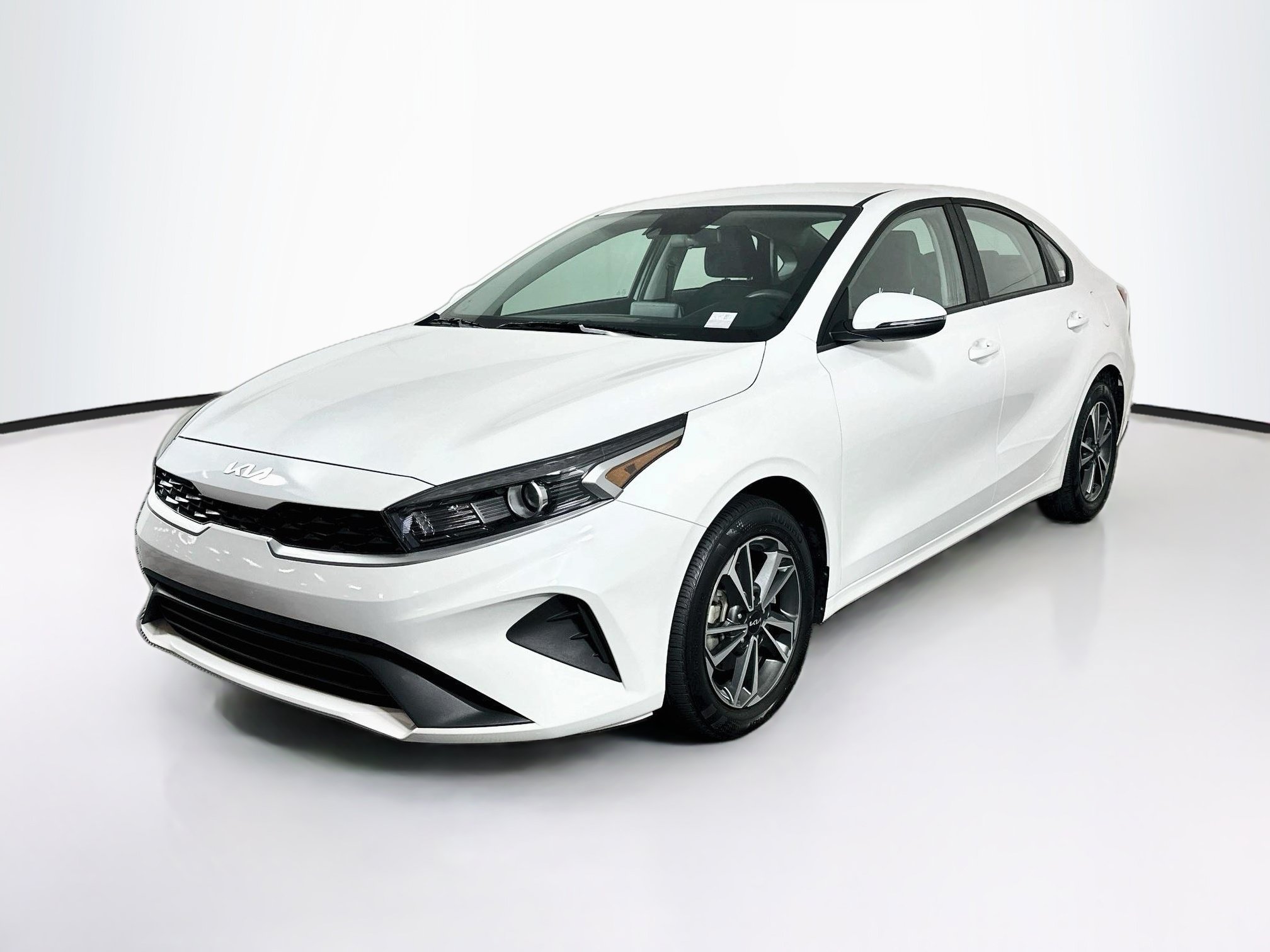 Used 2024 Kia Forte LXS w/ LXS Technology Package FWD image 3