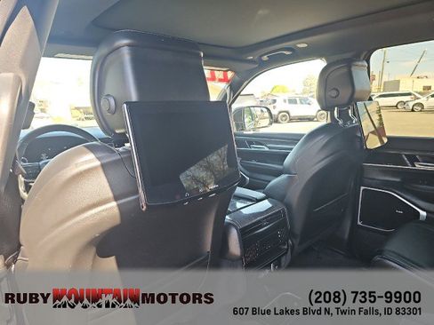 Used 2022 Jeep Wagoneer Series III w/ Premium Group I AWD/4WD image 32