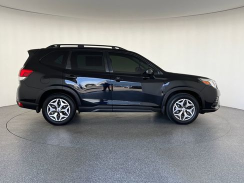 Used 2024 Subaru Forester Premium AWD/4WD image 2