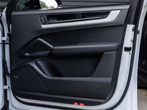 Certified 2024 Porsche Cayenne Coupe image 42