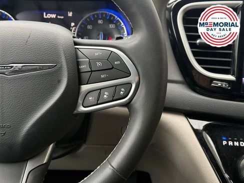 Used 2023 Chrysler Pacifica Touring-L FWD image 11