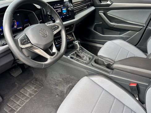 Used 2025 Volkswagen Jetta SE FWD image 4
