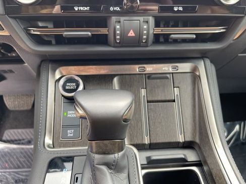 Used 2024 Lexus GX 550 w/ Accessory Package (31) AWD/4WD image 23