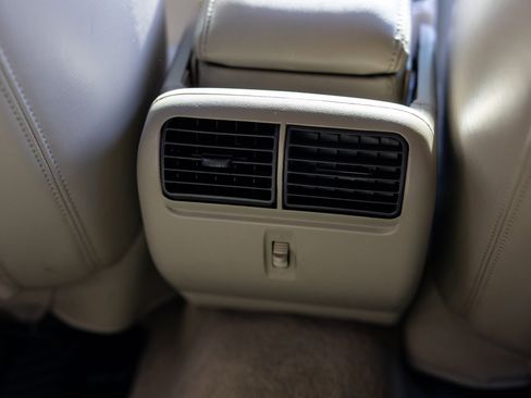 Used 2009 Lincoln Town Car Signature Limited image 37