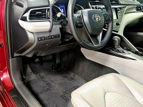 Used 2018 Toyota Camry SE image 9
