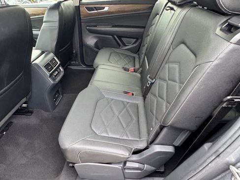 Used 2025 Volkswagen Atlas SE image 6