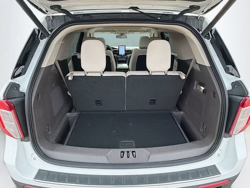 Used 2023 Ford Explorer Platinum w/ Technology Package AWD/4WD image 30